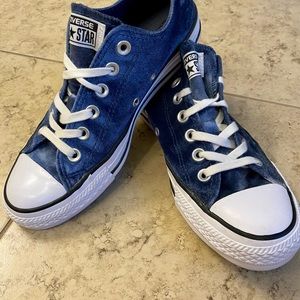 Blue velvet size 7 Converse